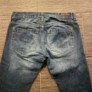 Dondup Maus Jeans - Säljer dessa feta Dondup Maus Jeansen!               | Storlek 32 | Skick 9/10 | Modell Maus |                Mått : Längd 97cm, Midja 43cm, Låret 23cm, Knät 20cm, Öppningen 17cm