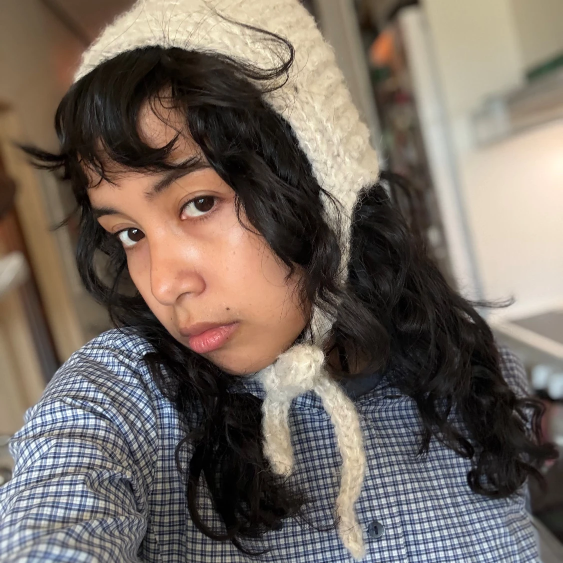 Handvirkad vit bonnetmössa med snören - 3