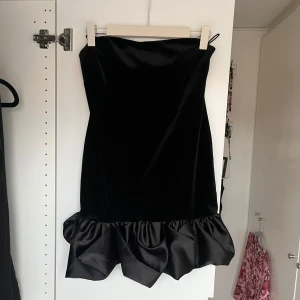 Festklänning - Jättefun klänning i sammet och satin som passar perfekt till jul/nyår! Endast använd en gång🌟 passar S/M