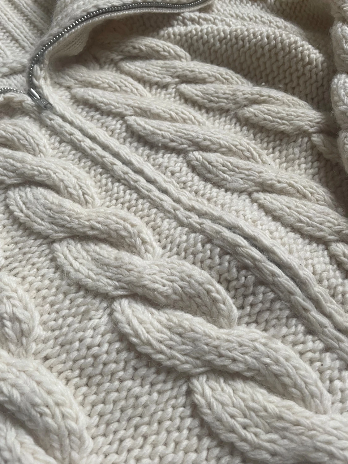 Vit kabelstickad kofta från H&M - 1