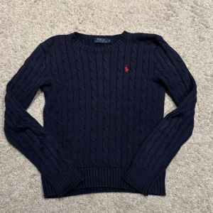 Ralph lauren kabelstickad  - Mörkblå Ralph lauren kabelstickad tröja | Storlek - S | Skick - 9/10 - mycket bra | Inga defekter | Äkta | Nypris 2000kr+ | Hör av er vid frågor eller funderingar 🙌