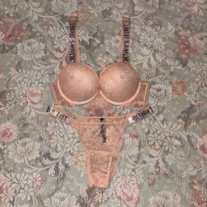 Victoria secret bombshell set - Baby Rosa Victoria secret undekläders set. En super push up bh som är storlek 75B. En matchande trosa i storlek M. Setet är helt oanvänt och jag har endast testat bh-n. Du får med originalförpackningen 