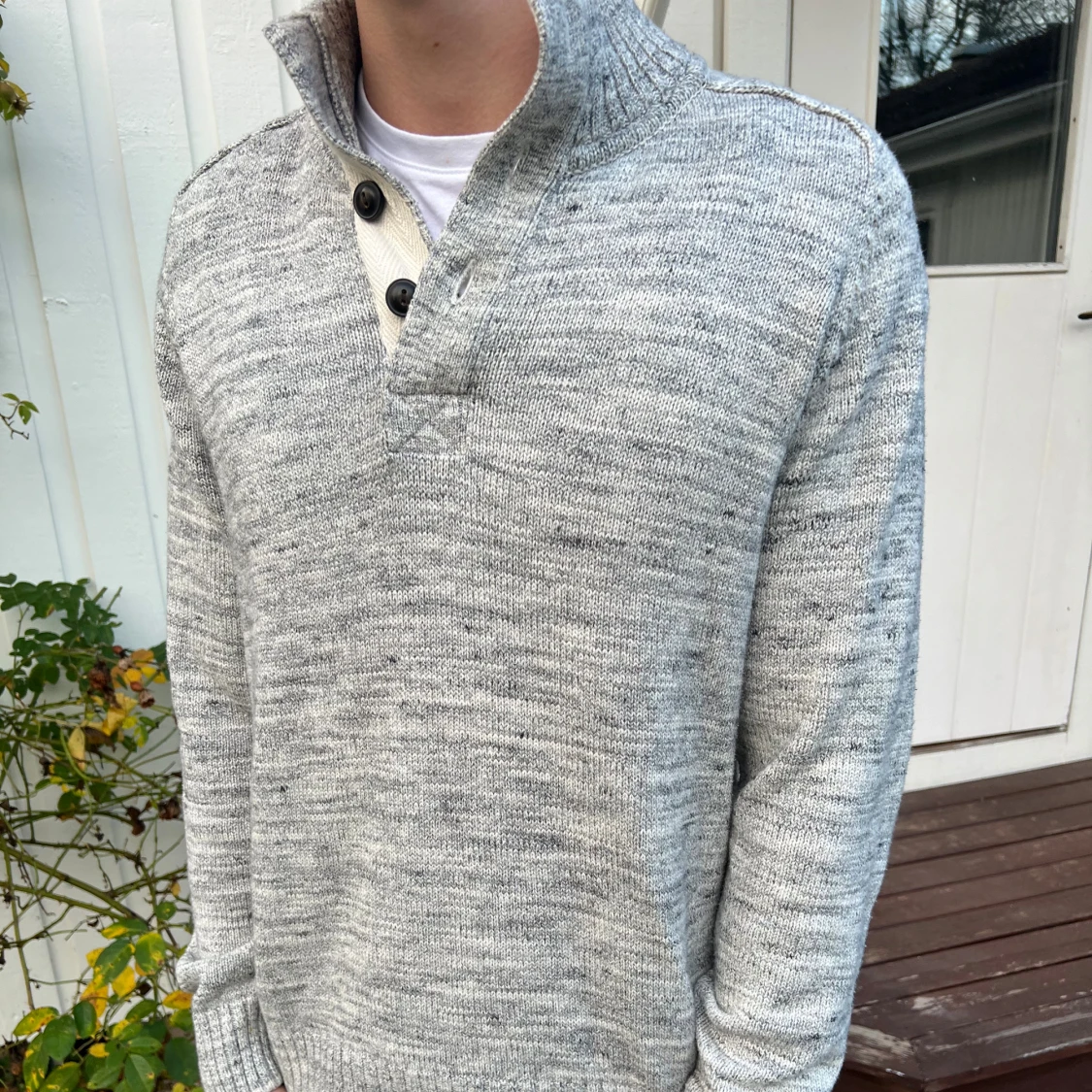 Grå stickad tröja med knappar - 1