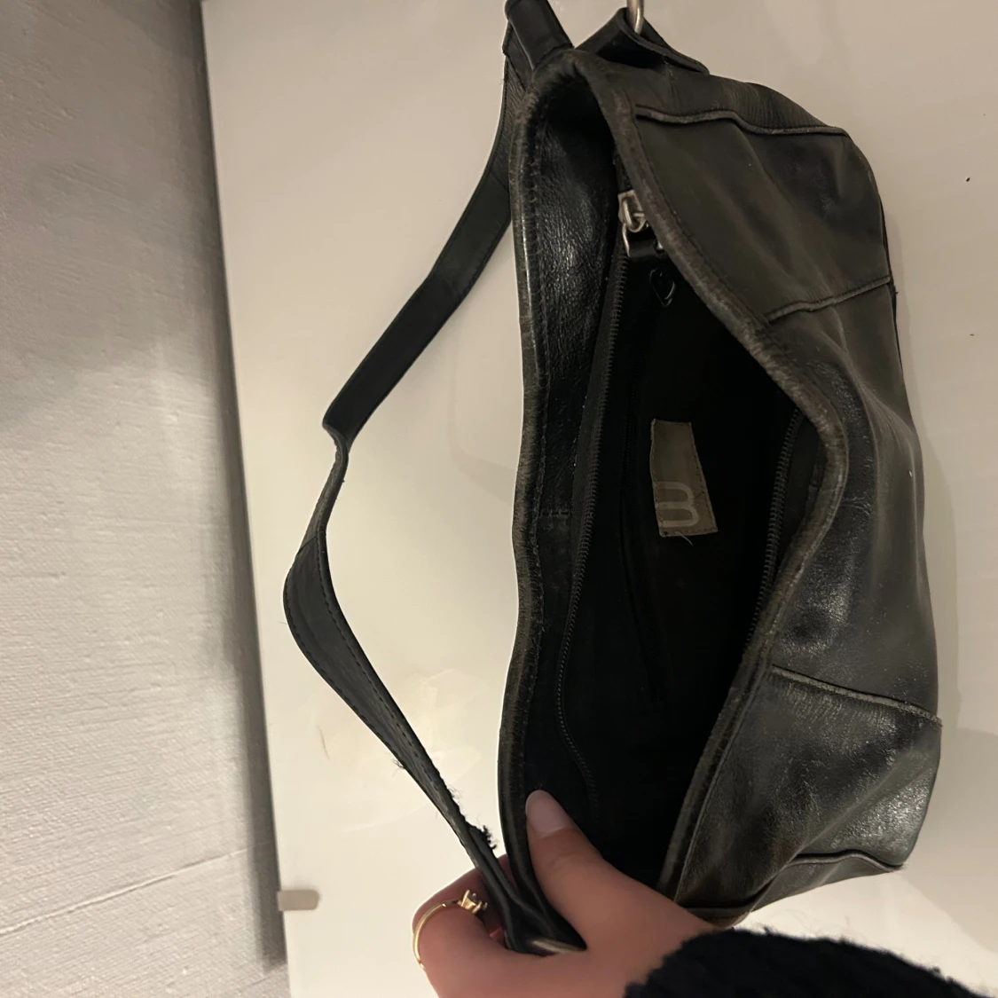 Svart axelväska i skinn - 2
