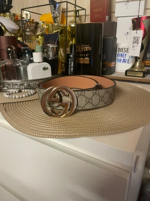 GG bälte  - Jag säljer min GG bälte färgen är beige och storleken är 105 cm