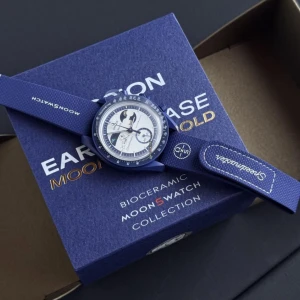 Omega x Swatch MoonSwatch – MOONSHINE GOLD - Säljer en helt ny och oanvänd MoonSwatch Mission to Earthphase – Moonshine Gold Edition. Obs! Limiterad utgåva, med Moonphase-funktion och detaljer i äkta Moonshine Gold. Den mest eftertraktade modellen i hela serien, framtagen för samlare som vet vad de håller i.  Klockan kommer komplett med originalbox, samtliga handlingar och kvitto från butik.  Pris: 8 000 kr Skick: Helt ny / Oanvänd