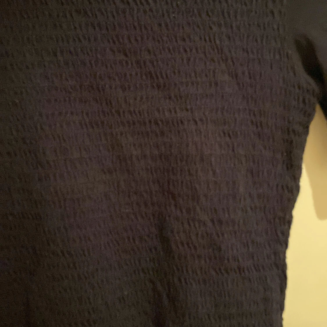 Mörkblå T-shirt med volang från Gina Tricot - 1