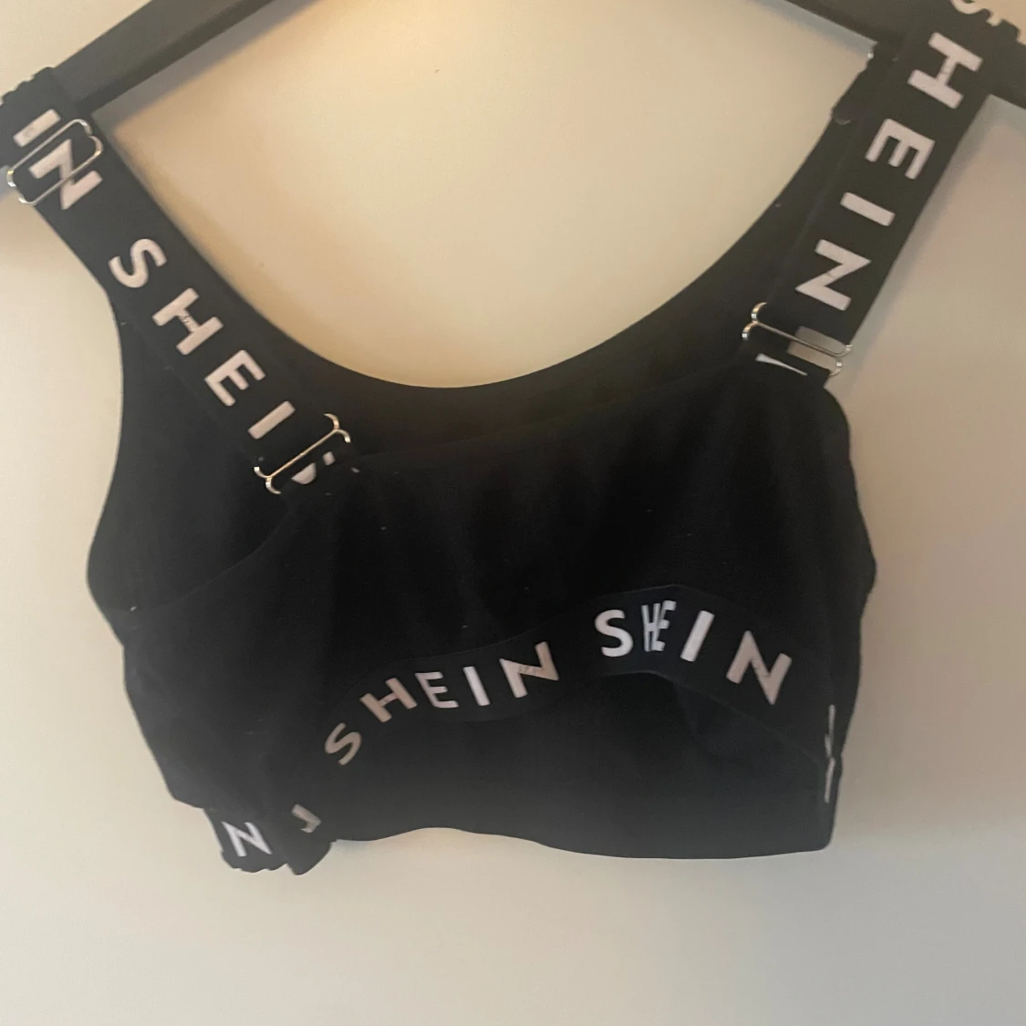 Svart crop top från SHEIN med logga - 1