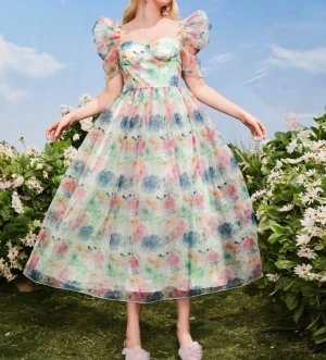 Blommig långklänning med puffärmar - Pris kan diskuteras!! Oanvänd långklänning med puffiga armar och  blommigt mönster i pastellfärger som rosa, blå, grön och gul. Passar S/M