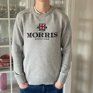 Grå stickad tröja från Morris - S - Jag säljer den här riktigt snygga stickade tröjan från Morris som är i storlek S. Den är nästan som ny och har inte använts mycket alls som ni kan se på bilderna. Tveka inte att höra av er!