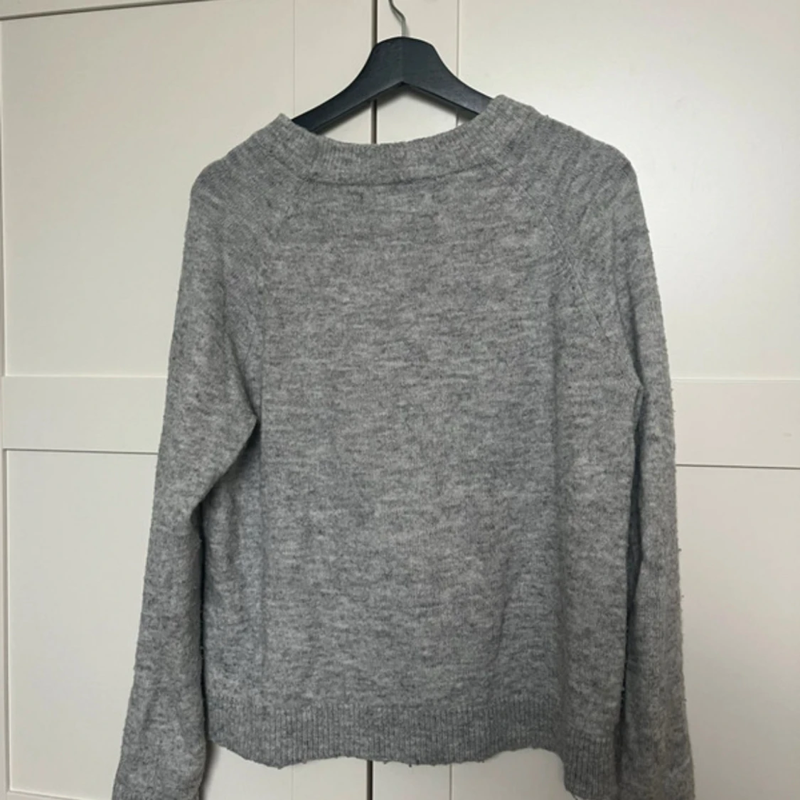 Grå stickad tröja  - 3
