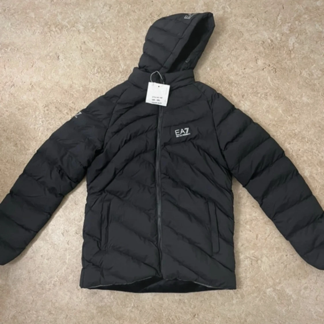 Svart pufferjacka från EA7