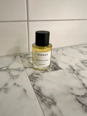Essnce Bacco Le Doux parfym - Modern Eau de Parfum från ESSNCE med namnet Bacco Le Doux. Stilren flaska och enkel design – perfekt för dig som vill sticka ut med något unikt.