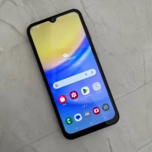 Samsung Galaxy A15 5G 128GB - Samsung Galaxy A15 5G 128GB i fint skick. Stor skärm, trippelkamera på baksidan och modern design. Inga synliga repor eller skador på skärm eller baksida. Perfekt för dig som söker en pålitlig och prisvärd Android-telefon.