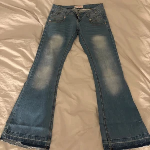 Lågmidjade bootcut jeans - Snygga jeans med låg midja. Uppsprättade längst ner och passar mig som är 164cm. Skulle säga att de är mellan storlek 34-36.