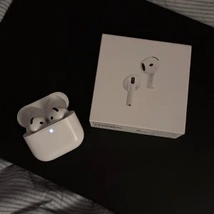 AirPods 4 - Snygga och moderna Apple AirPods 4 med laddningsetui och originalförpackning. Trådlös design, bekväm passform och hög ljudkvalitet. De är i mycket gott skick utan synligt slitage eller repor. Perfekt för musik, samtal och träning. Väldigt sparsamt använda och ljudet har aktiv brusreducering. Nypris ca 2000kr. Pris kan diskuteras. 