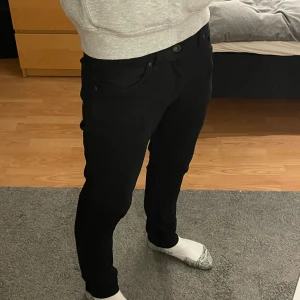 Tos jeans evolve - Tiger of Sweden evolve jeans skick 9/10 storlek w28 l30. Mått längd 96cm, innelår 71cm, midja 38cm. Pris kan diskuteras medels mig vid frågor eller funderingar.