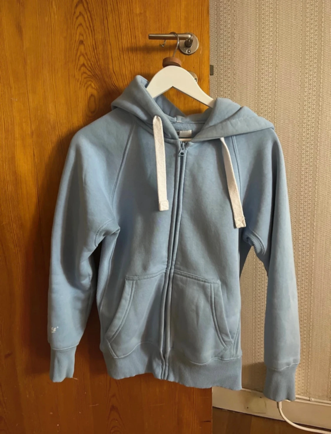 Ljusblå hoodie med dragkedja, stl S