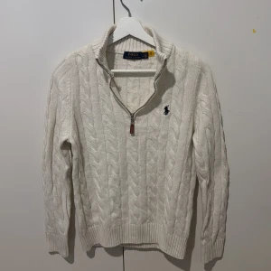 Polo Ralph Lauren half zip  - Säljer min oanvända  Polo Ralph Lauren half zip i storlek S, skön material. Pris kan diskuteras.