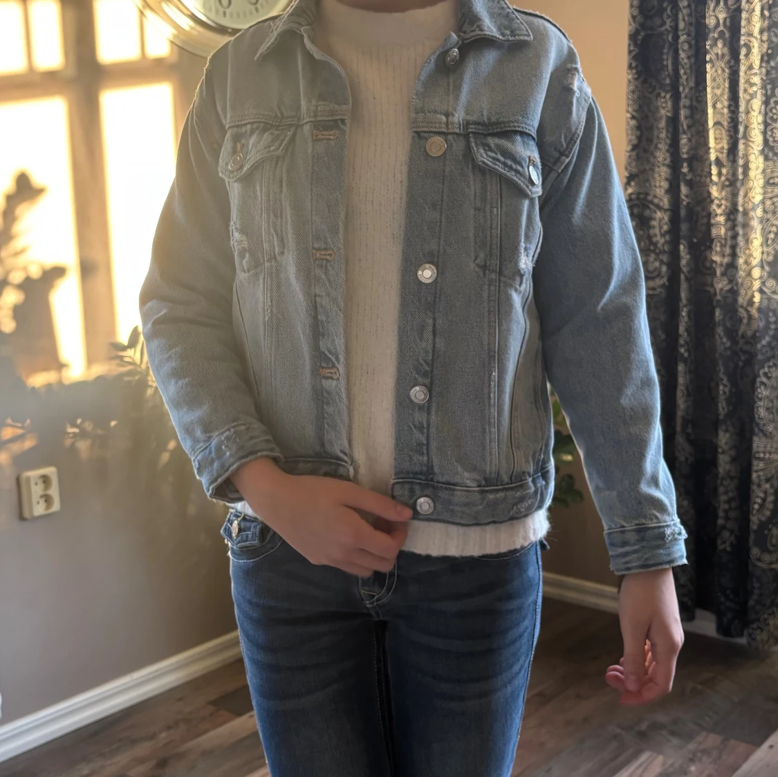 Ljusblå jeansjacka med knappar - 1