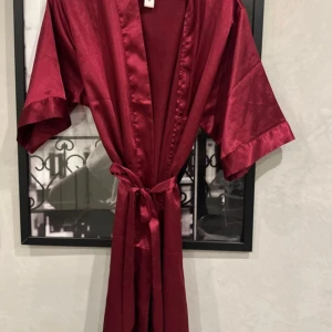 Satin rock från missäy - Vinröd satin rock från Missäy i storlek M men passar som både S och XS