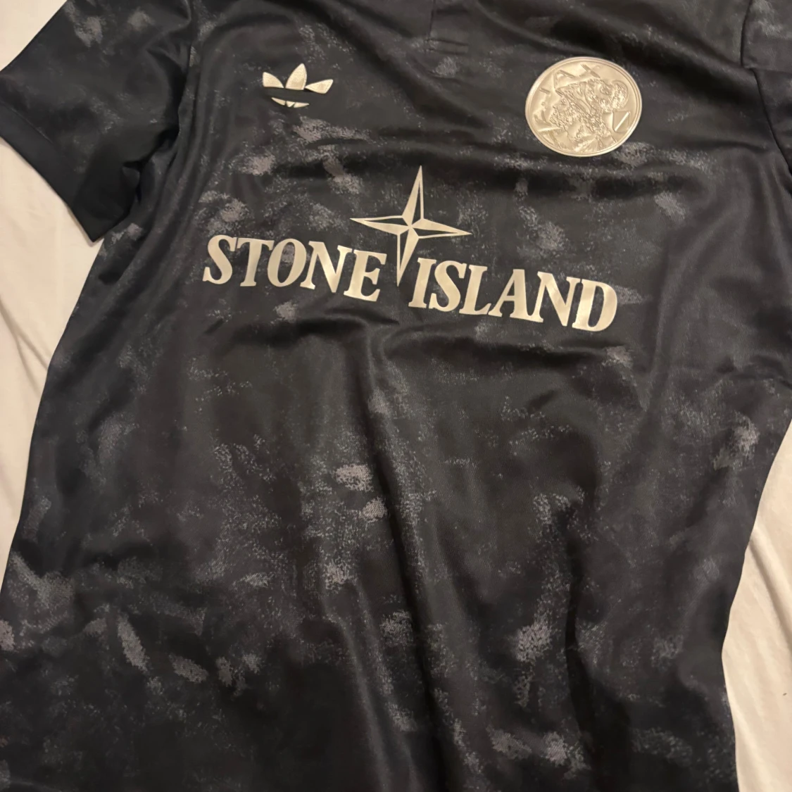 Svart Stone Island x Adidas fotbollströja