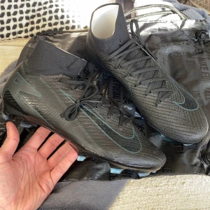 Nike Mercurial Superfly (str 43) - Svarta Nike Mercurial Superfly storlek 43, sparsamt använda i 3-4 månader, bra skick! Pris går att diskutera!