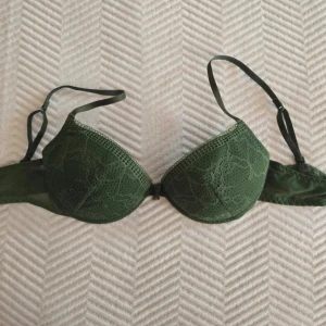 Intimissimi ovdderad bh - Det står ingen storlek på den, men bandet är ca 85-90 cm långt + stretchigt, och kupan passar B. Den är väldigt lite vadderad och håller därför inte formen (se sista två bilderna). Därför beskriver jag den som ovadderad eftersom den inte kommer att vara formgivande. Banden där man stoppar igenom armarna är som KORTAST 28cm totalt. Mätt platt är bandet 15cm.