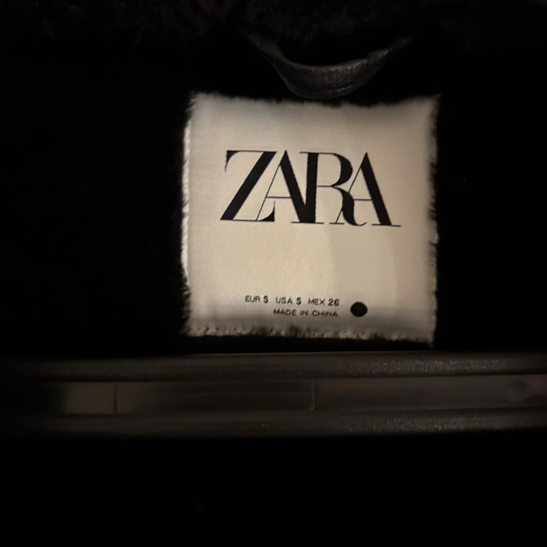 Svart pälsjacka från Zara med bälte - 4