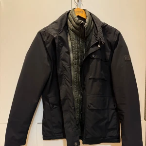 Barbour höstjacka - Stl M. Knappt använd. Vattentålig. Luvan går att stoppa in. 
