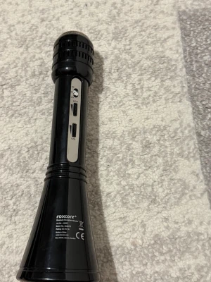 Roxcore Bluetooth Microphone Speaker använd  - Roxcore Bluetooth Microphone Speaker i svart, med volym- och eko-reglage. Perfekt för karaoke och fester. Laddas via micro-USB. Produkten är i gott skick utan synliga repor eller skador.