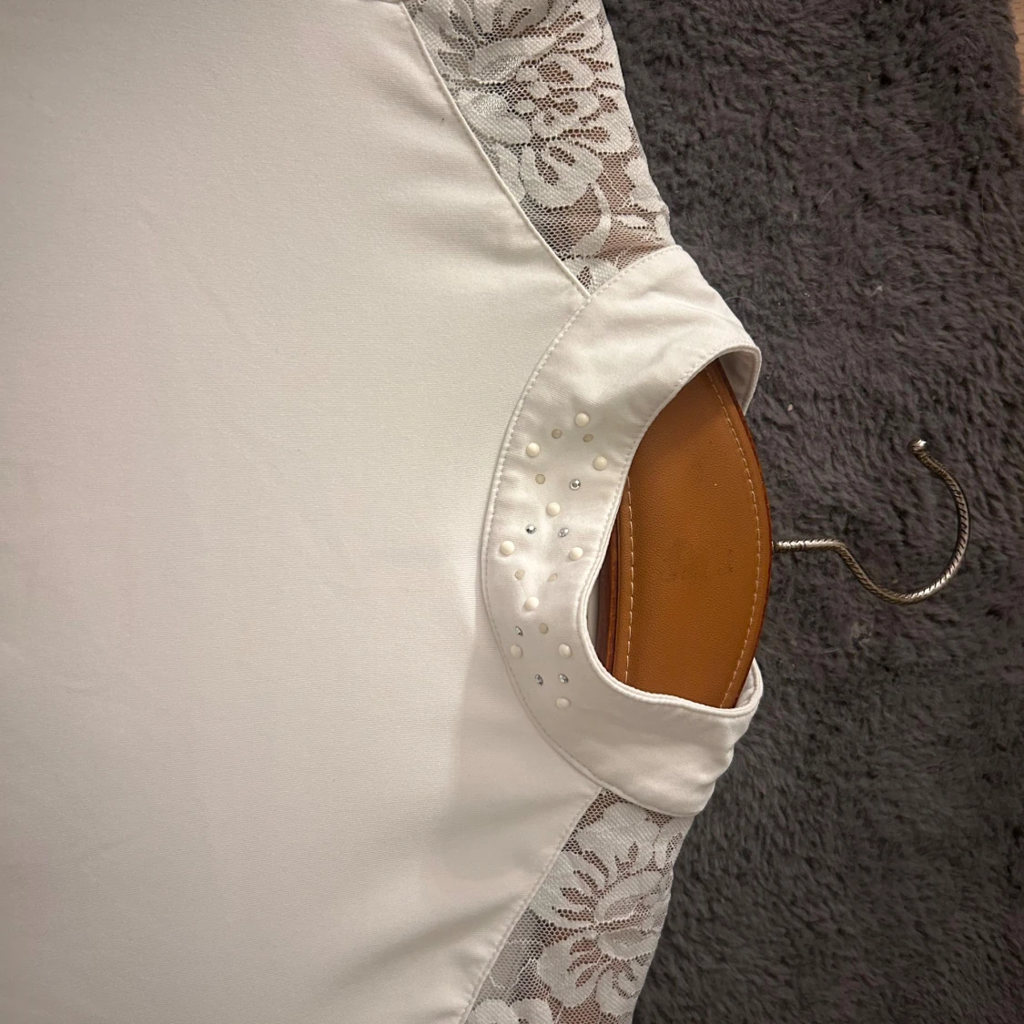 Vit kortärmad tävlingströja med spets och pärlor - 2