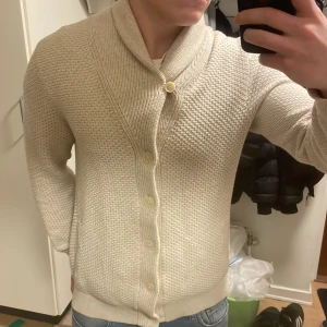 Beige stickad cardigan - Otroligt fin beige stickad cardigan. Modellen är 180cm, 73kg. Priset går såklart att diskutera!