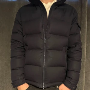 Moncler jacka  - Galet sjuk deal!  Moncler jacka med dustbag och tags skick 8/10 Storlek 2 passar S-M ! Givetvis äkta