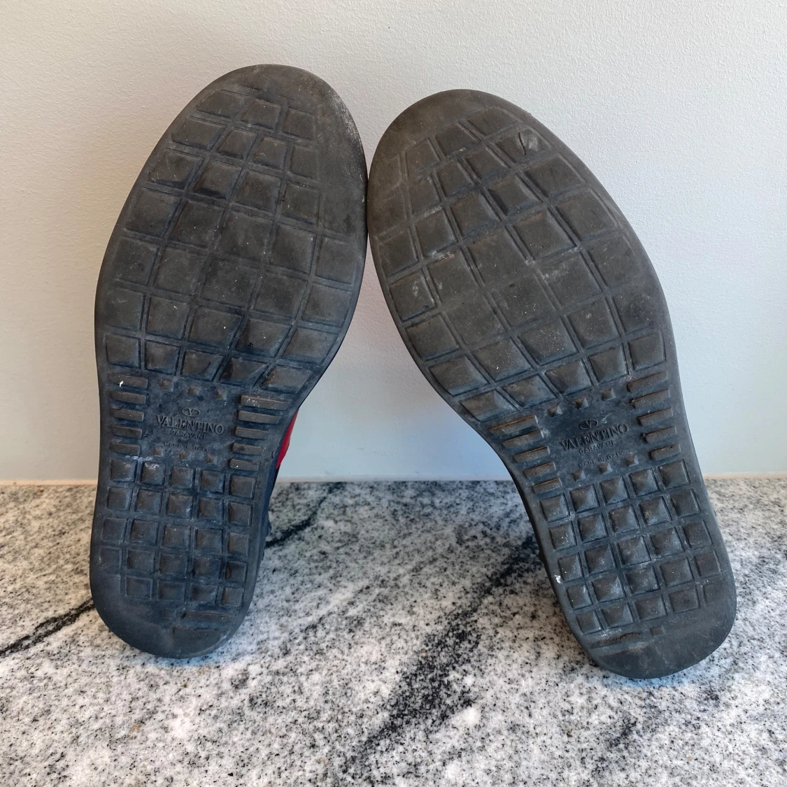 Svarta sneakers med röd detalj från Valentino - 3