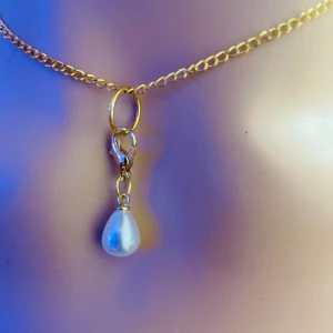 By prisförslag- Guldhalsband 45 cm längd med pärlhänge - Snyggt halsband i guldfärgad kedja med ett droppformat vitt pärlhänge. Kedjan har en klassisk länkdesign och pärlan hänger i en dekorativ ögla med karbinlås. Perfekt för dig som gillar stilrena och eleganta smycken med en modern twist.