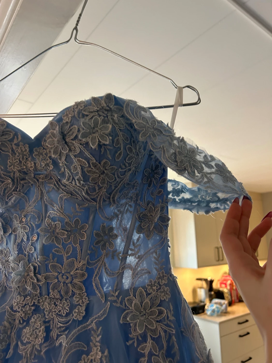 Ljusblå balklänning med spetsdetaljer - 5