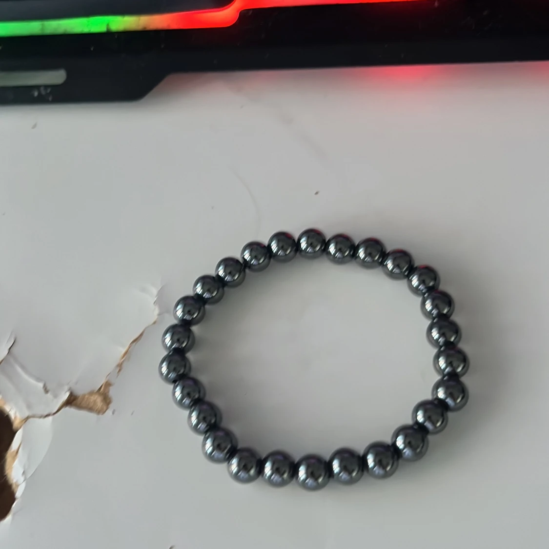 Grått pärlarmband med metallisk look - 1