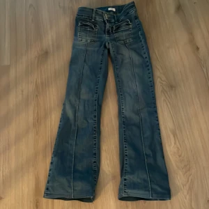 Blå bootcut jeans från Nelly - Snygga blå jeans från Nelly med bootcut passform och klassiska fickor både fram och bak. De är lowwaist och knappt använda. Hör av er ifall ni har fler frågor💕 
