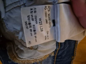 Levi's 501 blå jeans W25 L28 - Klassiska Levi's 501 jeans i blå tvätt med raka ben och fem fickor. Modellen har medel midja och är tillverkad i slitstark bomull. Perfekt passform och tidlös look, med den ikoniska läderpatchen bak i midjan.