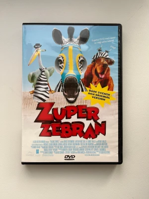 Racing Stripes (Zuper Zebran) DVD - Familjefilm med Zebror! - Säljer DVD-filmen "Racing Stripes" (Zuper Zebran). En rolig och spännande familjefilm om en zebra med racingdrömmar. DVD:n är i bra skick och fungerar felfritt. Perfekt för en filmkväll med familjen!