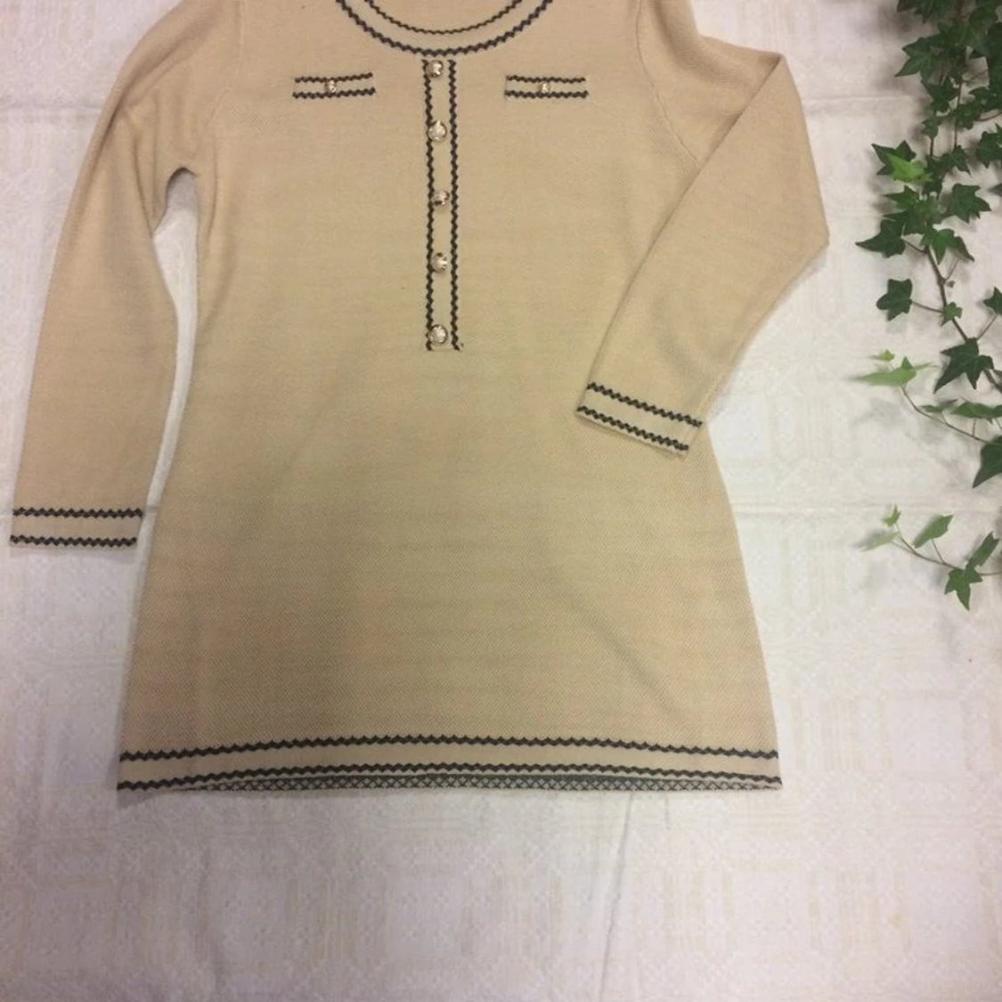 Stickad kortklänning med pärlknappar - 2