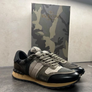 Valentino Rockrunners - Ett par riktigt feta Rockrunners i storlek 43. Dem är perfekt nu till vintern då dem är hyfsat höga och fodrade. Skicket på skorna är 8.5/10, dem är använda lite under sommaren och flertal gånger under hösten men dem har fortfarande ett suveränt skick utan defekter. Skriv om ni är intresserade eller har en fråga😊