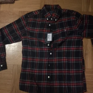Rutig flannel skjorta från Gant - Helt ny mycket fin flannel skjorta från gant, fungerar väldigt bra till fina tillfällen och vardagligt bruk. 
