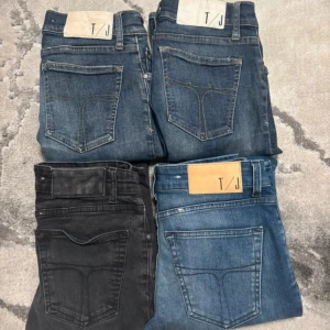 Tiger of Sweden jeans  - Fyra par jeans från T/J i olika tvättar: tre blå nyanser och ett par svarta. Klassisk femficksmodell med smal passform och läderpatch bak i midjan. Perfekta för dig som gillar en slim look och vill ha flera färger att välja mellan.