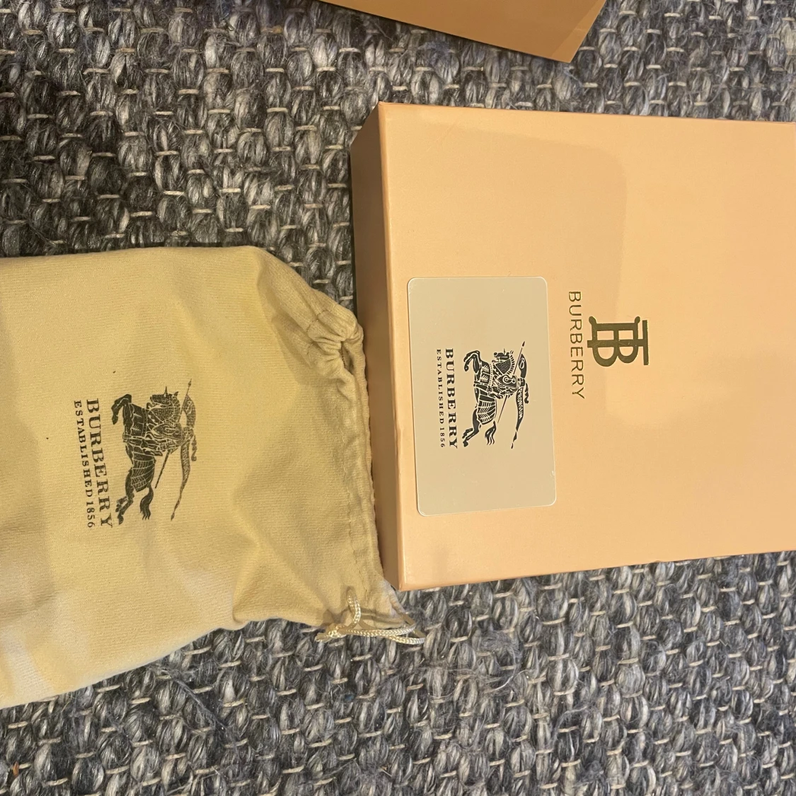 Burberry bälte i skinn med rutigt mönster - 3