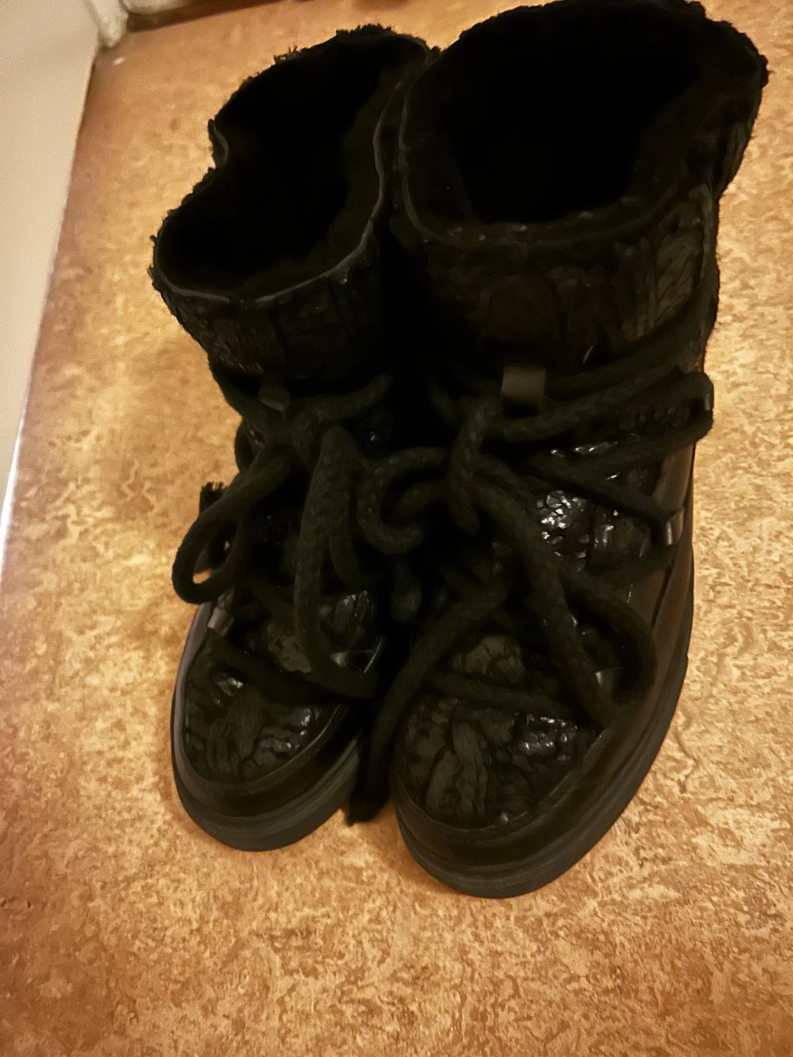 Svarta Inuikii skor - 1