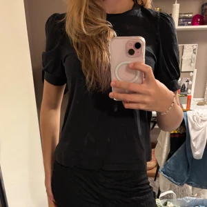 Svart blus med puffärm från Aware - Svart blus från Aware med rund halsringning och korta puffärmar. Säljer då den inte kommer till använding längre tyvärr. Skriv vid intresse och eventuella frågor! Pris kan diskuteras💕