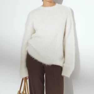 Stickad vit tröja - Säljer den populära vita stickade tröjan från Nakd! Helt oanvänd 