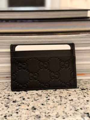 Svart korthållare från Gucci i skinn - Tjena, kom över ett lager gucciplånböcker som är helt nya, säljer för 1399, ny pris 3500kr.